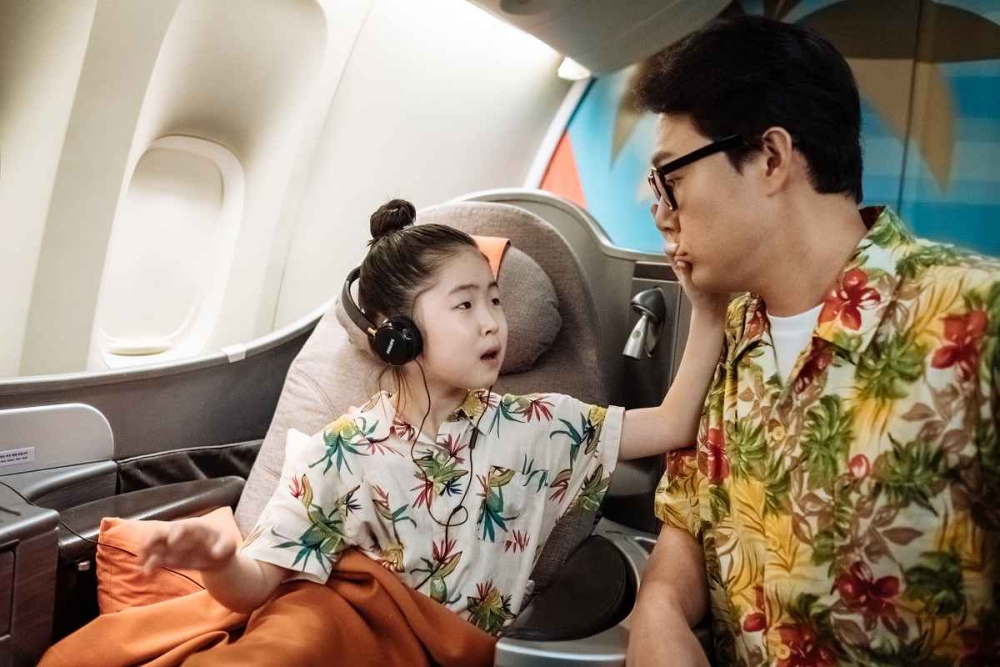 而飛機窗嘅底部有個小洞，係為咗排走高氣壓，以及防霧排濕。