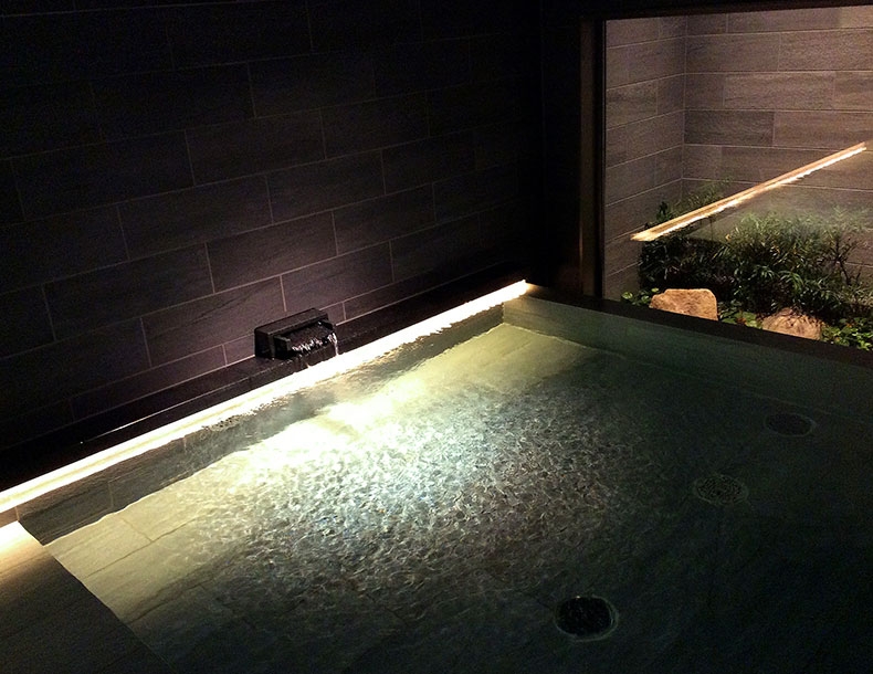 還設有公共澡堂讓大家可一同泡浴聊天