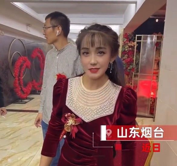 只見呢位奶奶髮型時尚，而且五官標緻！