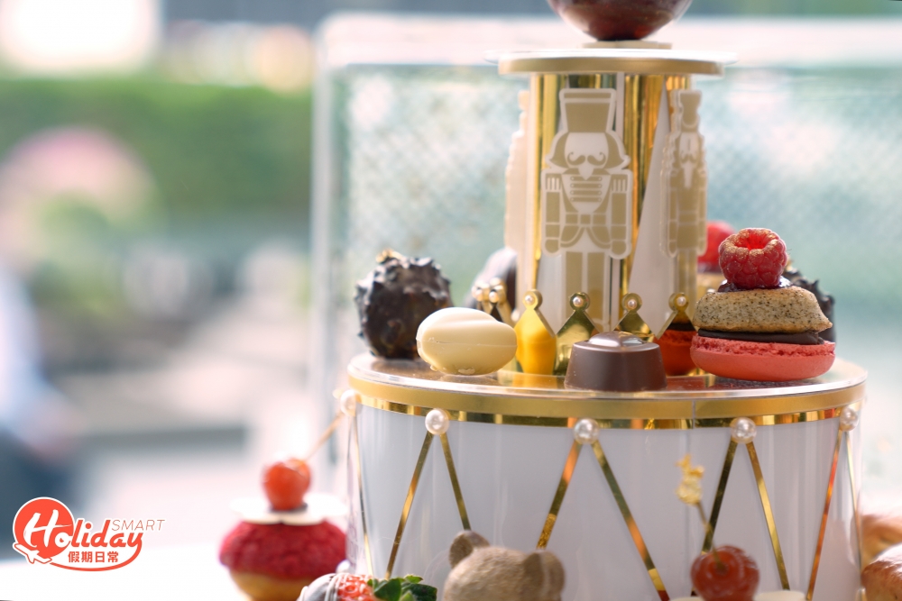 粉紅色馬卡龍配上伯爵茶蛋糕，濕潤鬆軟的法式蛋糕，帶出柔軟又鬆化的口感；加上紅桑子的襯托，味道酸甜開胃，賣相精緻可愛！