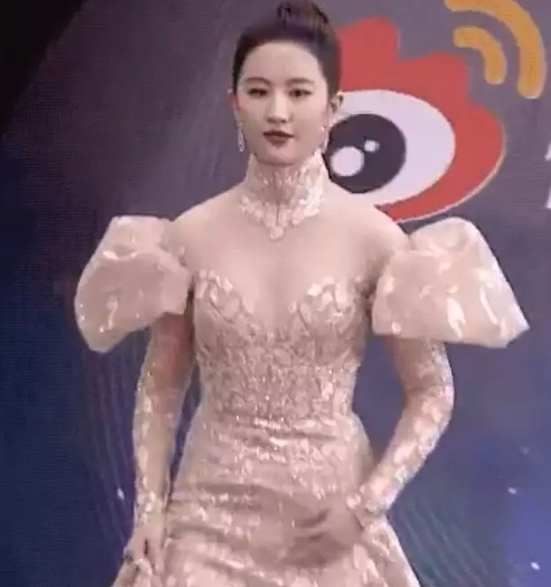 不過從現場嘅影片所見，劉亦菲明顯同上載嘅照片有出入！