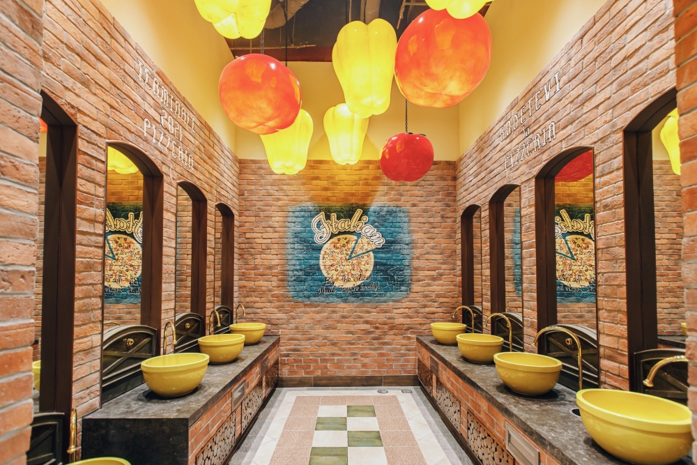1樓廁所以手工披薩店和鄉村酒館為主題。