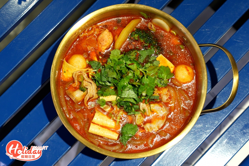 說到正宗川菜又怎少得串串麻辣燙，麻辣湯底用上37種香料及5種辣椒炒香，而上湯則是以雞、鴨、豬骨及牛骨熬成，兩者結合令湯底麻香兼備，不會一口油。