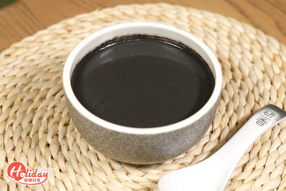 新店特別重新改良芝麻糊配方，除了選用黃金比例的日本黑白芝麻製成外，更不惜工本加入日本金芝麻，烘焙後再低溫慢磨8小時，連芝麻外殼也磨得幼滑，芝麻糊出來質感細滑，芝麻香氣更濃郁，絕對是心機之作。