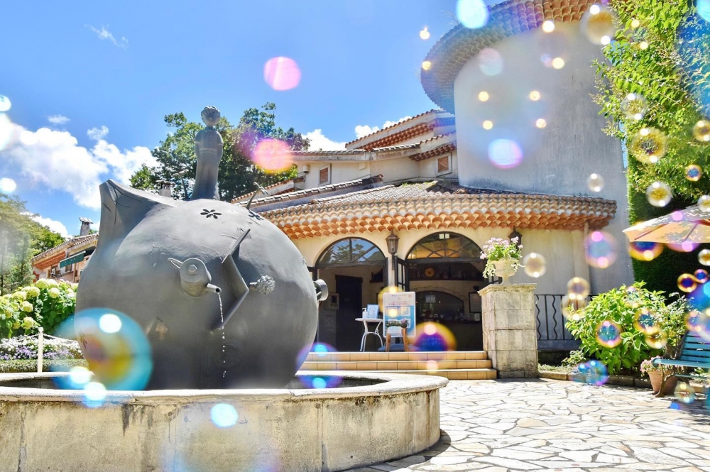 廣場立設有小行星B-612以及小王子雕像