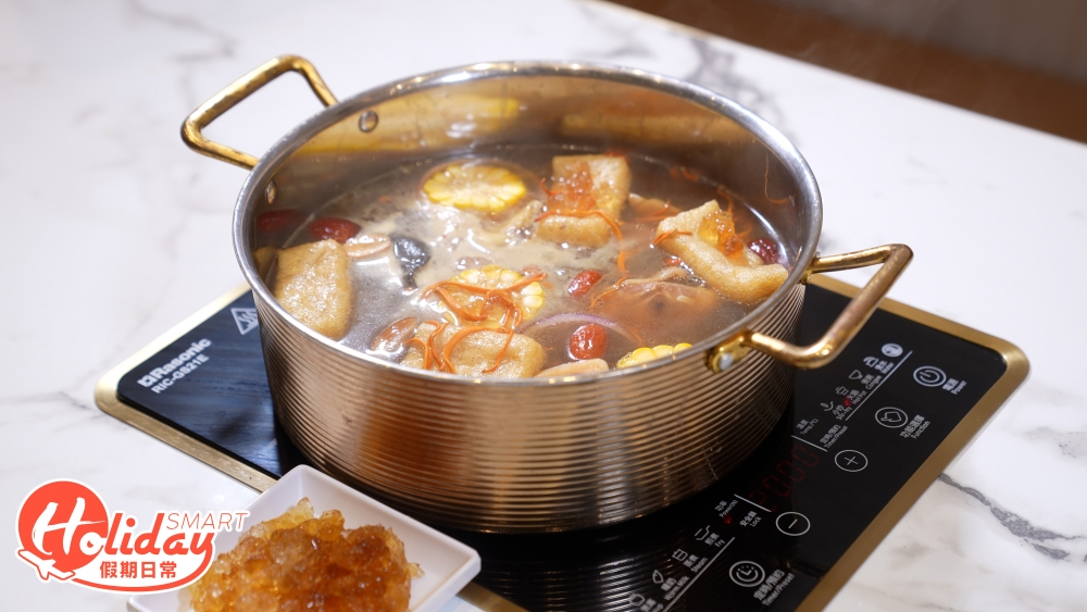 推介最適合女士享用的美顏鍋—養生蟲草花桃膠雞，湯底加入份量十足的桃膠，食後立即感覺到骨膠原滿滿！