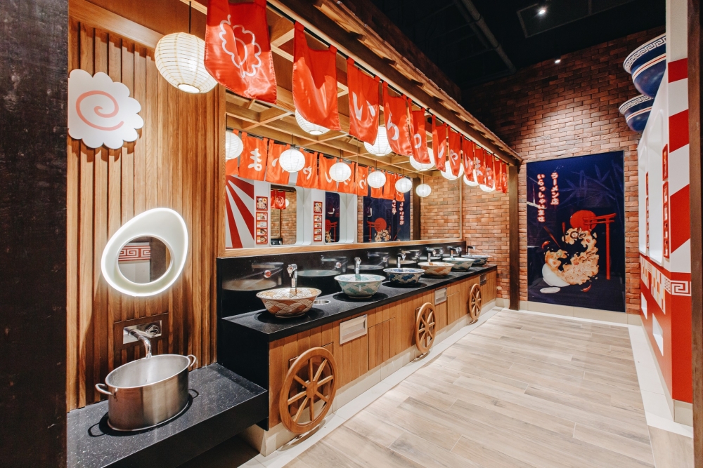 另一處的廁所係日式拉麵店主題，大碗公變成洗手盆，太有趣啦！