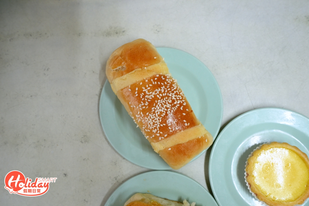 坊間的雞尾包大多都是以椰絲作為內餡，但因曾有街坊說椰絲難消化，所以老闆便改用蓮蓉，結果成爲餐廳一大特色，據說高峰期日賣超過200個，認真把閉。