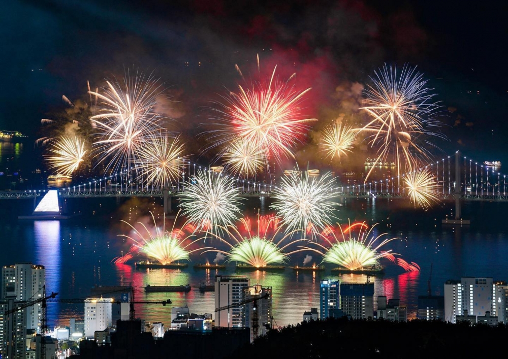一次過將廣安里大橋、一望無際的海景以及燦爛煙花盡收眼底，絕對係釜山必去的慶典活動～