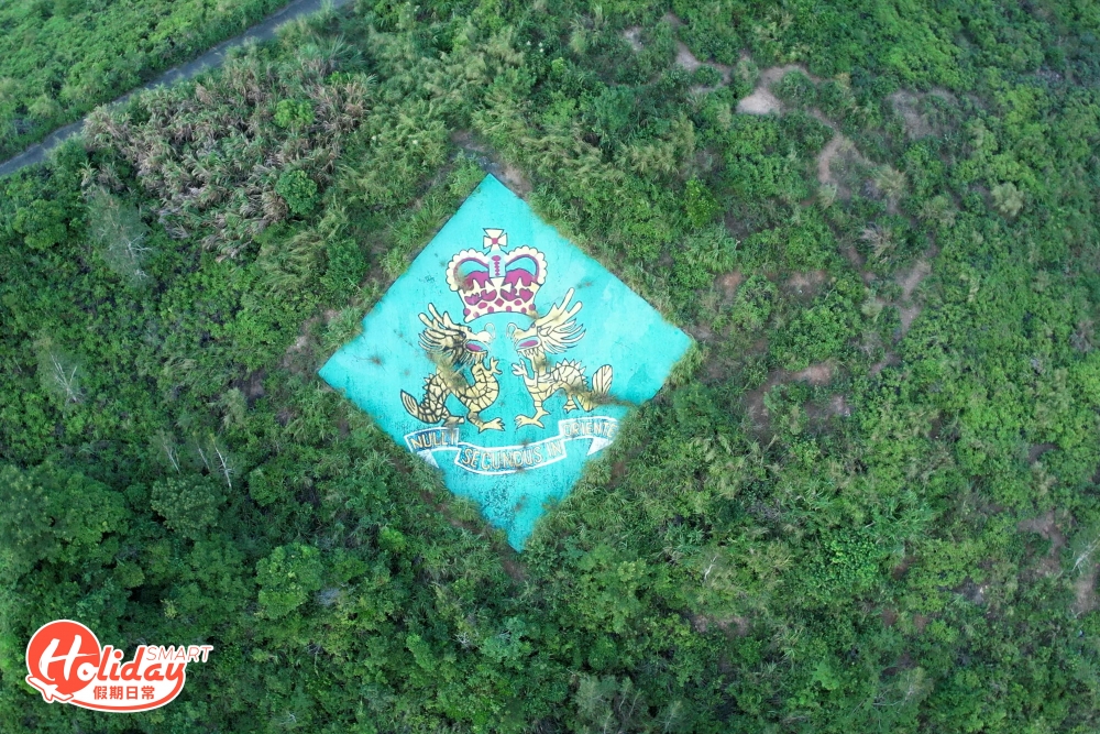 抄小路下可見到已解散的義勇軍徽,並印上拉丁文 Nulli Secundus in Oriente,意思是「冠絕東方」。