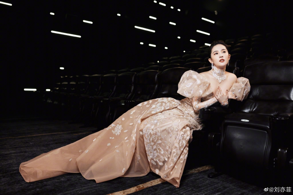 佢喺微博上載嘅造型照片，睇落高貴典雅～