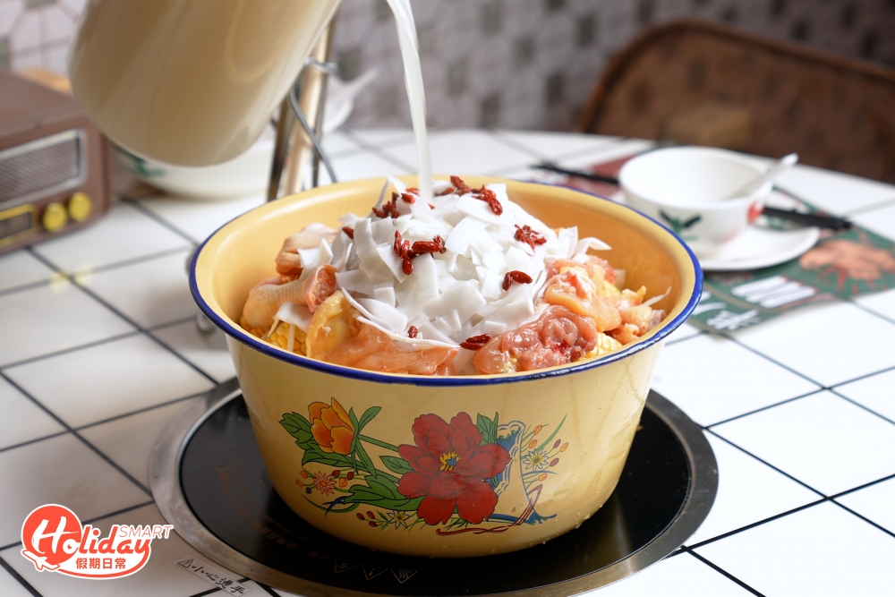 除雞煲以外，還有多款火鍋湯底，其中椰子雞湯鍋最受歡迎，湯底以雞和椰子肉等熬煮而成，再加入紅棗、杞子和鮮甜粟米，湯底本身有半隻雞，雞件嫩滑且吸盡椰子雞湯精華，飲落非常清甜，愈食充滿愈濃郁的椰香味。