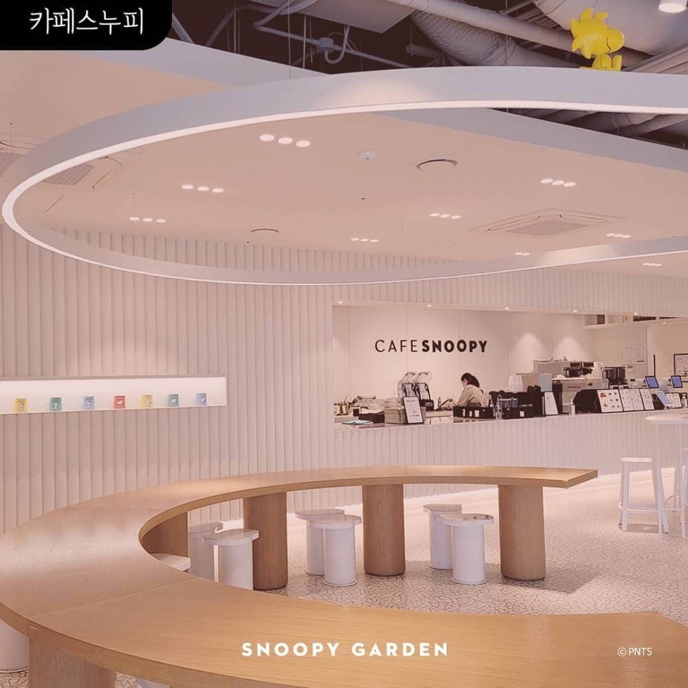 史努比咖啡廳非常寬闊，整個設計簡單但不失格調。