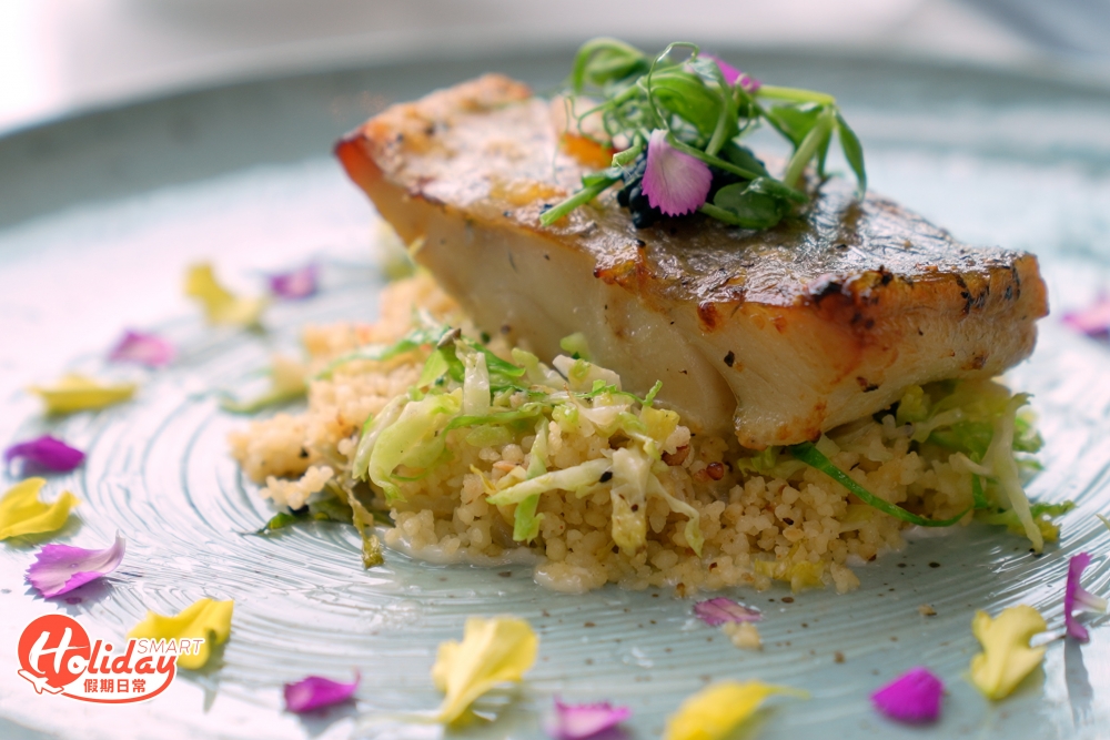 另外烤焗盲鰽魚則是海鮮迷的首選，魚肉口感外脆內軟，配上非洲小米、柚子及蜜糖芥末醬，酸甜醬汁更能帶出魚鮮味，與小米同食健康又有營養！