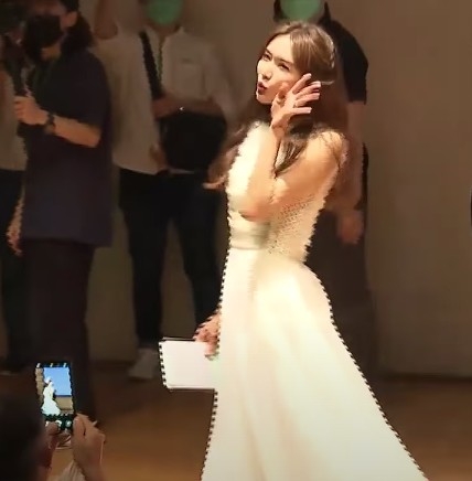 為配合傳媒影相,林志玲大擺各種pose,其中一次佢就嘟起「金魚嘴」大方任影