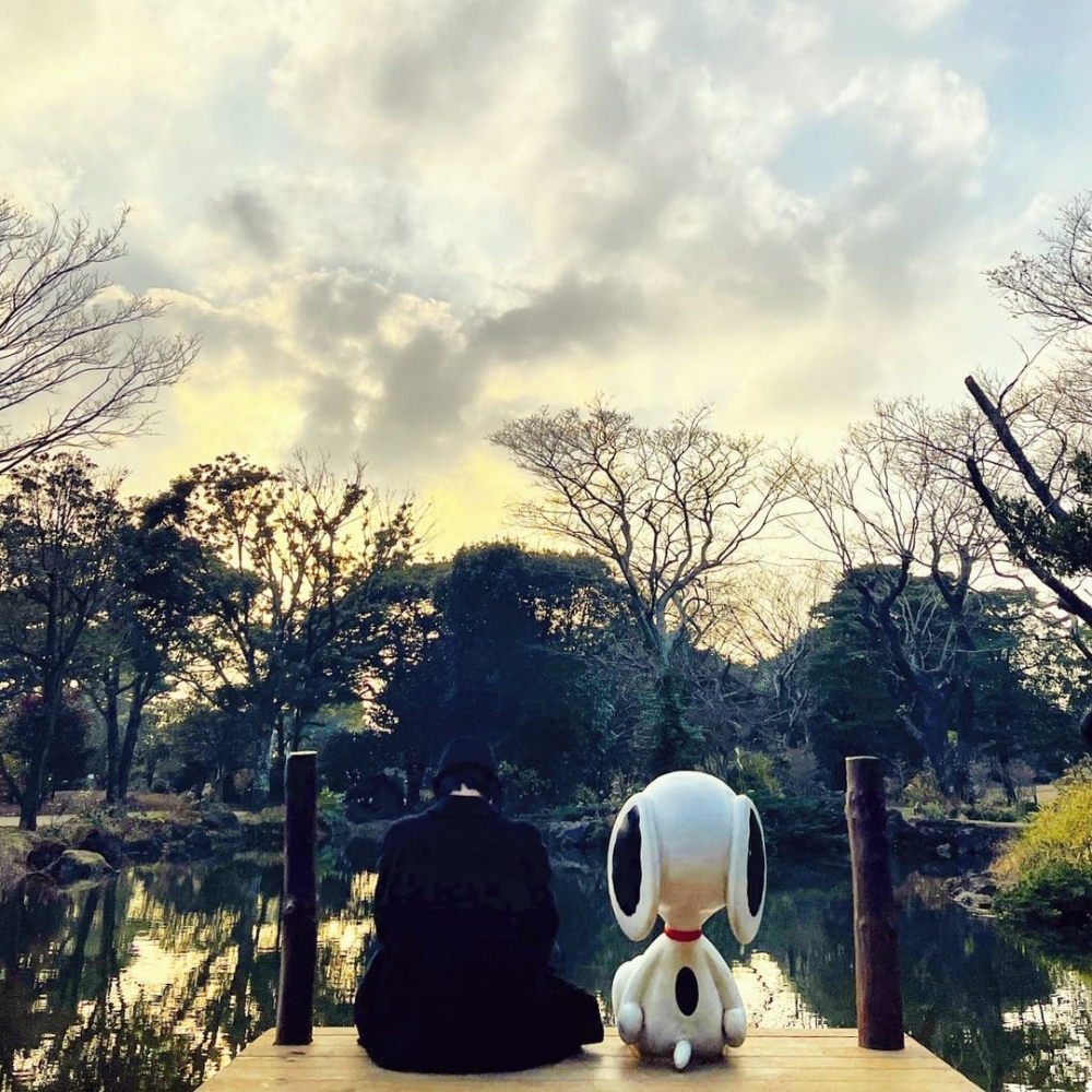 BTS成員Jimin在湖邊同史努比一起打卡！