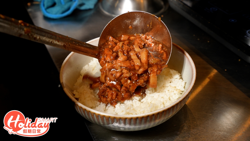 滷肉飯的靈魂材料是豬腩肉，Sam專揀七分瘦三分肥的豬腩肉，以秘製醃料調味後，加入蒜、乾蔥、醬油等等炒逾半小時！
