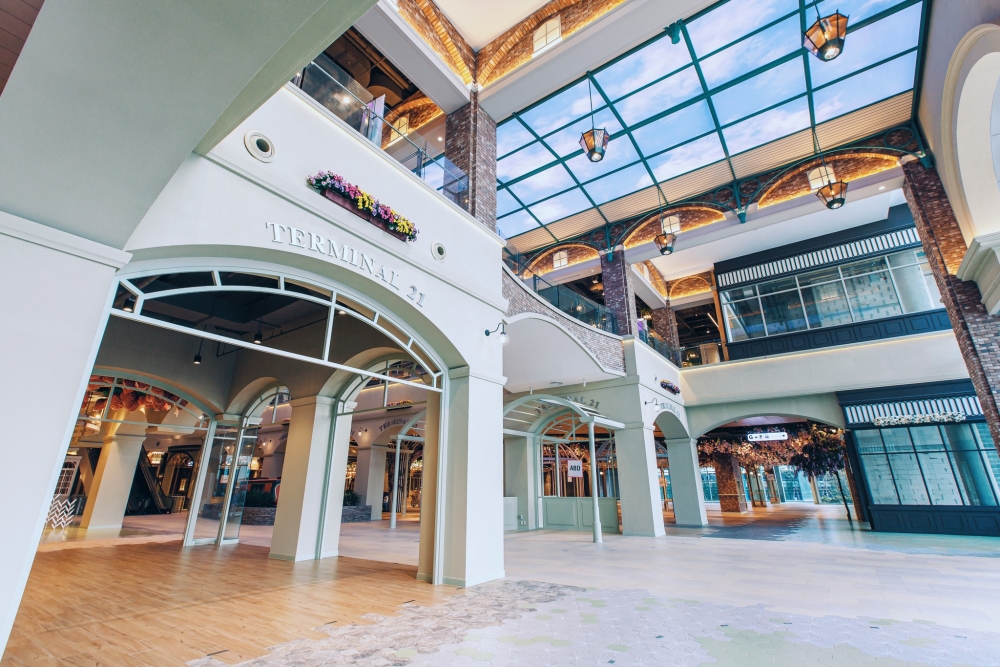 商場主打「新古典主義」風格，並以在商場環遊世界為概念，打造不同國家主題的樓層～