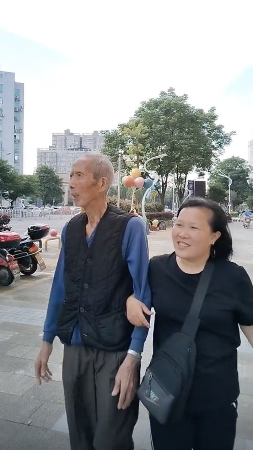 內地一對「忘年戀」戀人備受關注，年僅26歲嘅女子張鳳嫁畀71歲嘅老翁文長林