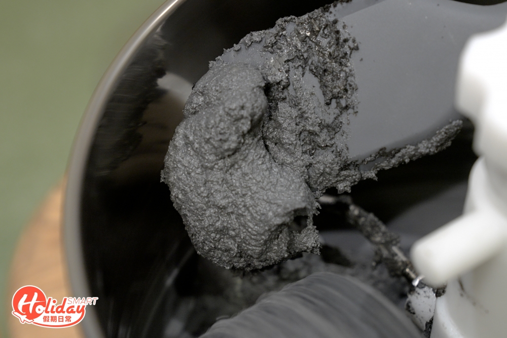 「研香」起家時只供應5款自家製傳統糖水，分別是芝麻糊、合桃露、杏仁茶、腰果露和限定的開心果露，聲稱是「阿媽嘅祖傳配方」，並特意邀請五星級大廚做顧問，特意在外國購入一部可可豆專用石磨機磨果仁，皆因可以全程保持低溫慢磨，完整保留果仁的香味，加上可循環打磨，不用反覆攪拌即可以將果仁打至滑溜且無顆粒感，毋需過濾即可直接煮成糖水。