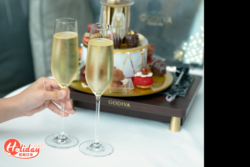 下午茶包括的飲品有illy咖啡及12款茗茶選擇，每位於星期六、日及公眾假期惠顧，更額外獲得法國氣泡酒！