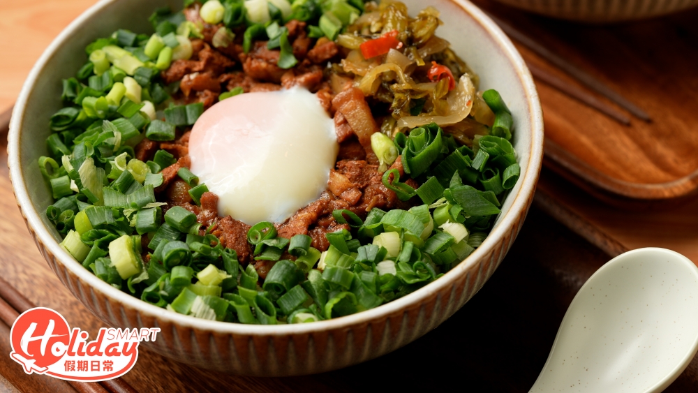 短短半年除了成為不少居港台灣人的指定飯堂，亦成為荃灣區的數一數二的人氣食店，全靠這一碗招牌正宗滷肉飯！