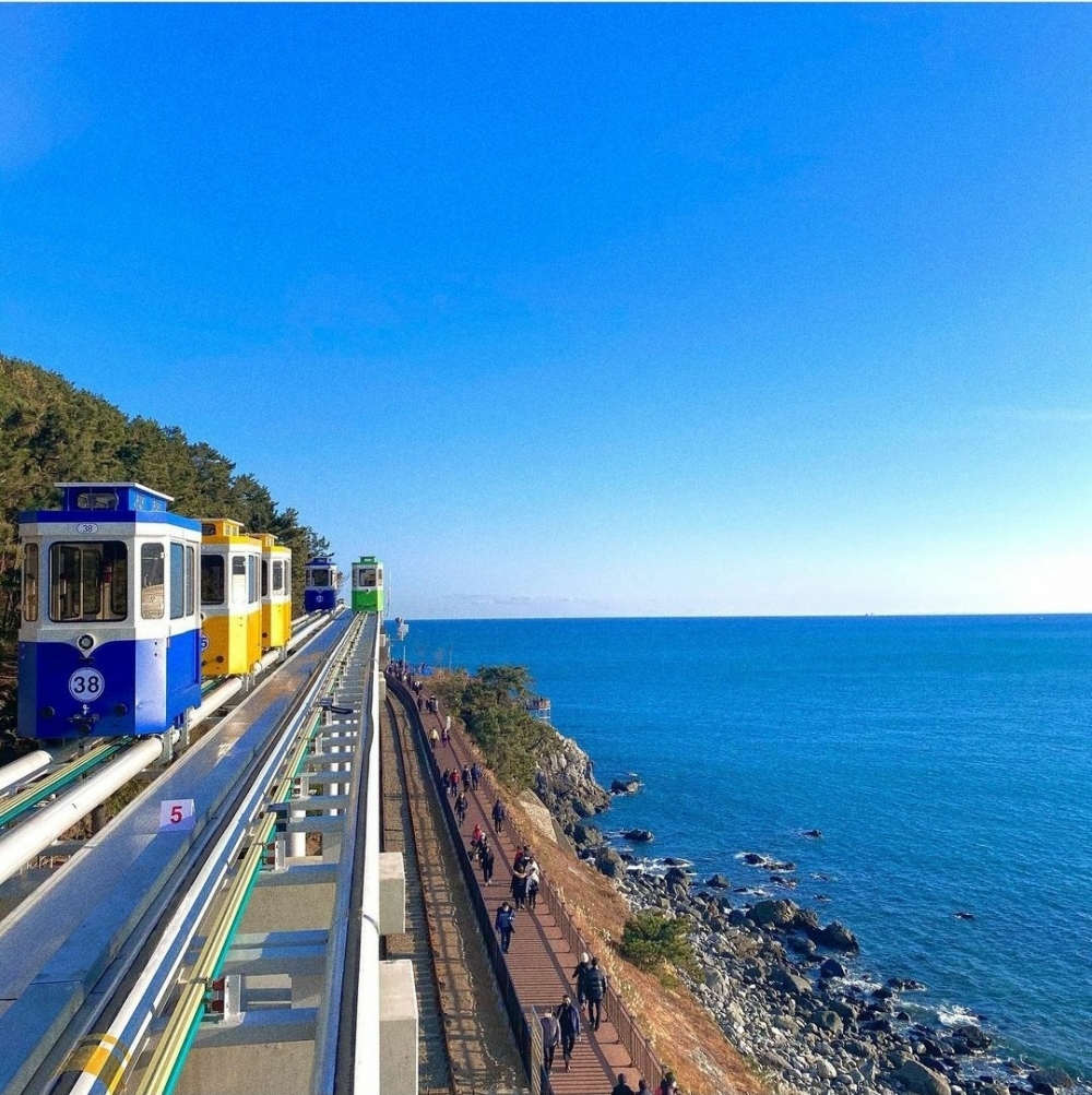 位於韓國南邊嘅釜山喺疫情期間都有好多新景點,其中海雲台嘅海岸列車、天空艙都可以180度欣賞無敵大海景!