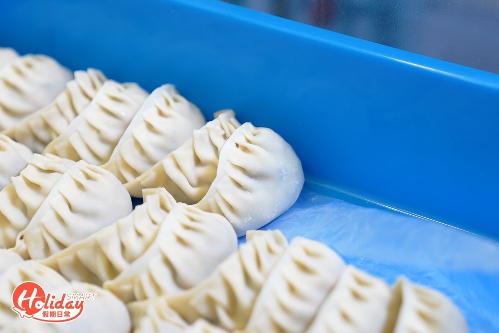 師傅三兩下手勢，一盤賣相工整的餃子就誕生了！