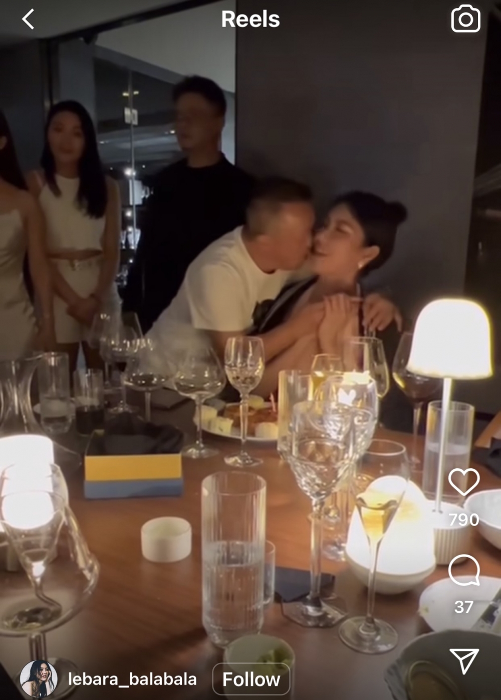 曾志偉喺眾人面前超級熱情咁向壽星女黎峇菈送上一吻!