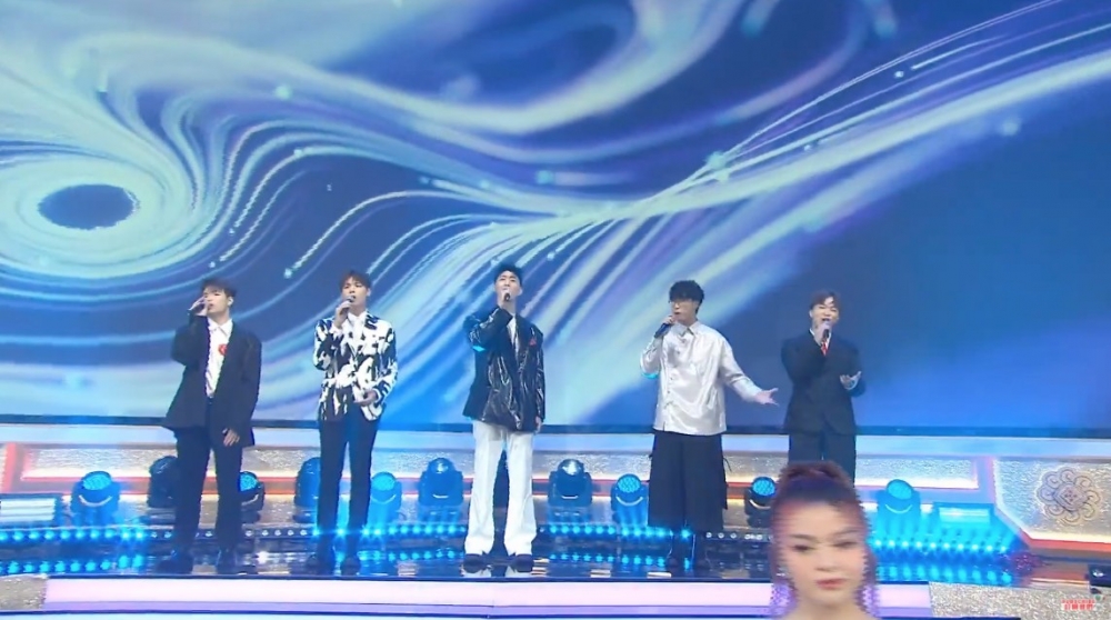 男生們就著上西裝