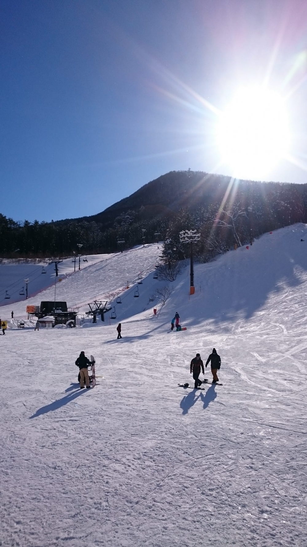 場內有唔少設施，包括兒童專用滑雪場、餐廳等