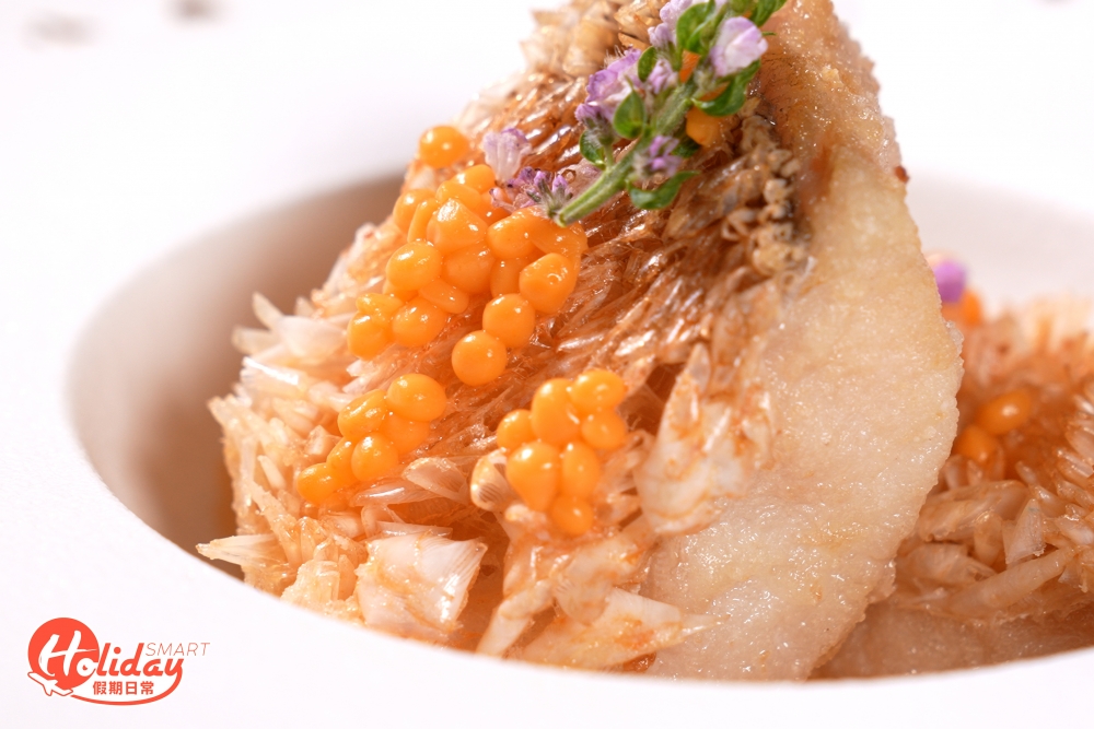 海膽珠以海膽醬和海藻，用針筒滴落鈣水形成；魚鱗入口感脆卜卜。