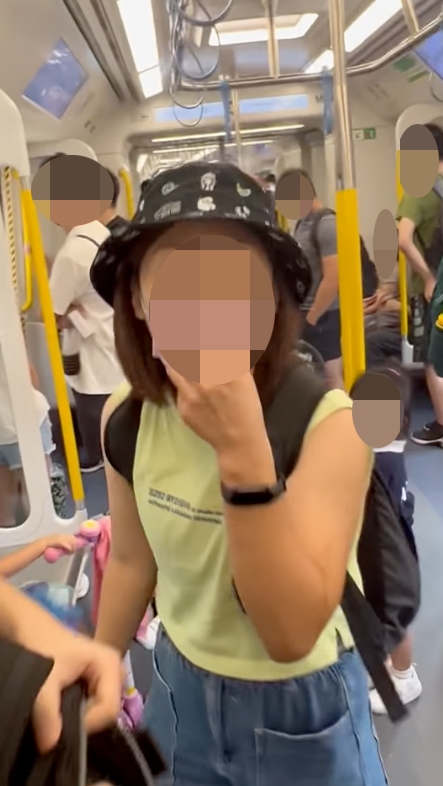 本身坐喺度嘅媽媽因為見到對方影低小朋友嘅樣而爆怒!