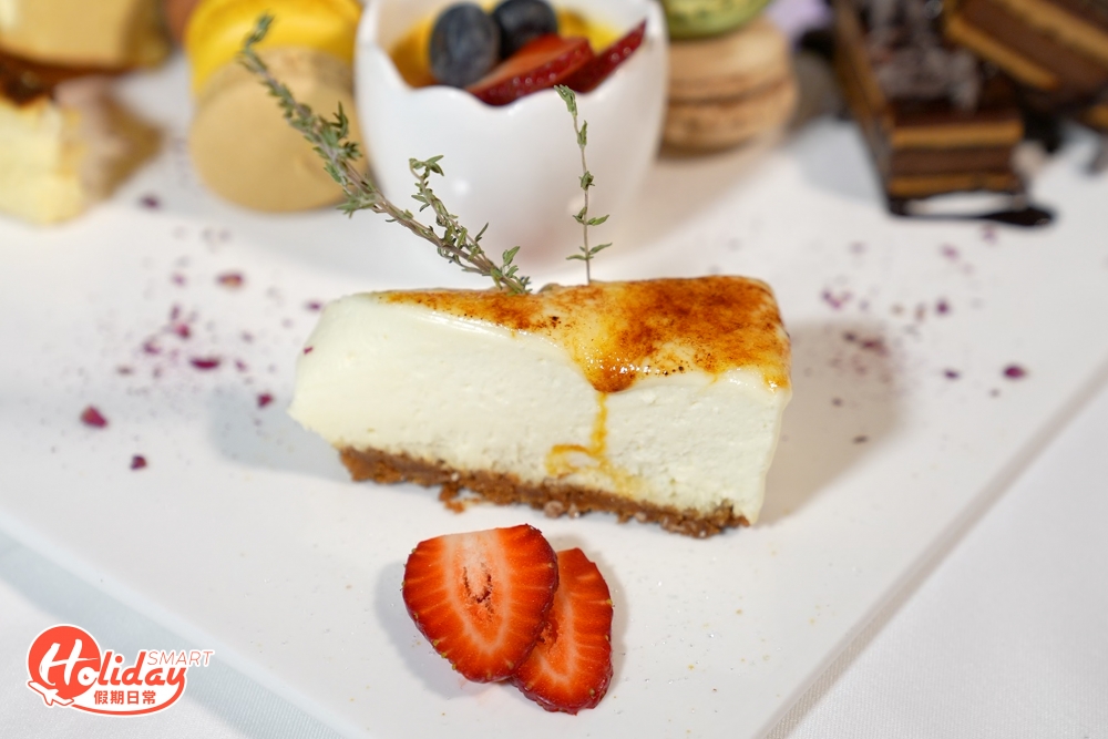 另外推介以日本北海道頂級 LUXE 忌廉芝士加上自家製曲奇餅底，再配以沖繩黑糖灸燒而成的日本熔岩芝士涷，味道鹹香加上賣相非常吸引！