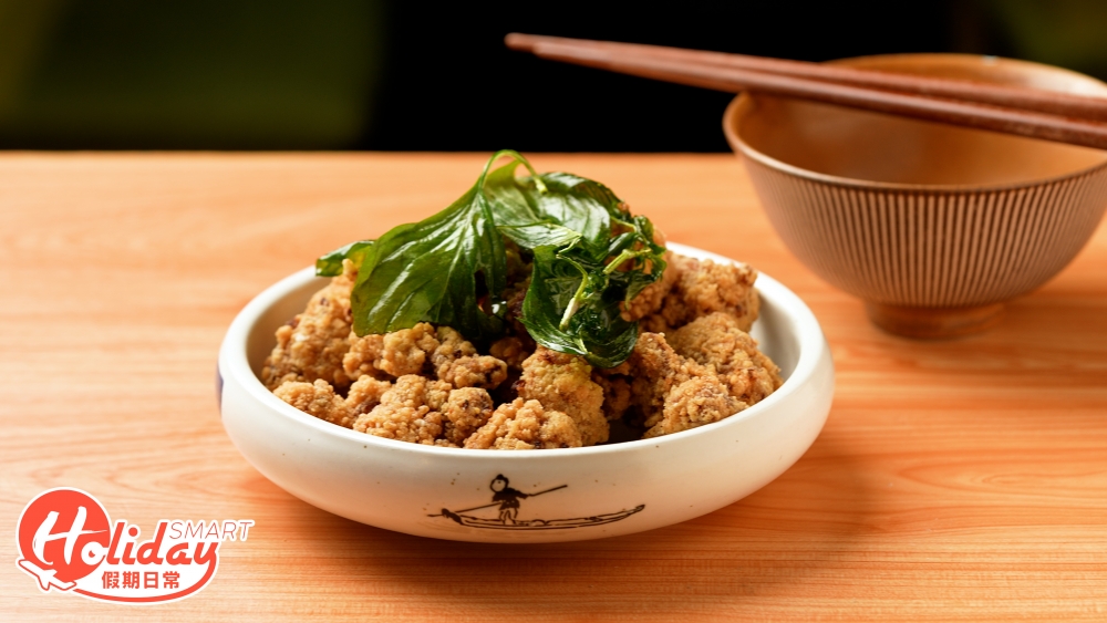 Sam更分享鹽酥雞是他最受的台灣美食，店裏賣的鹽酥雞是他從小食到大的味道，他用上八種香料把雞髀肉醃過夜！