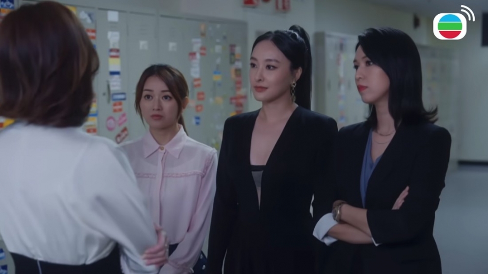 然而，隨住陳瀅參加選美比賽等，三人嘅姐妹關係亦出現變化....