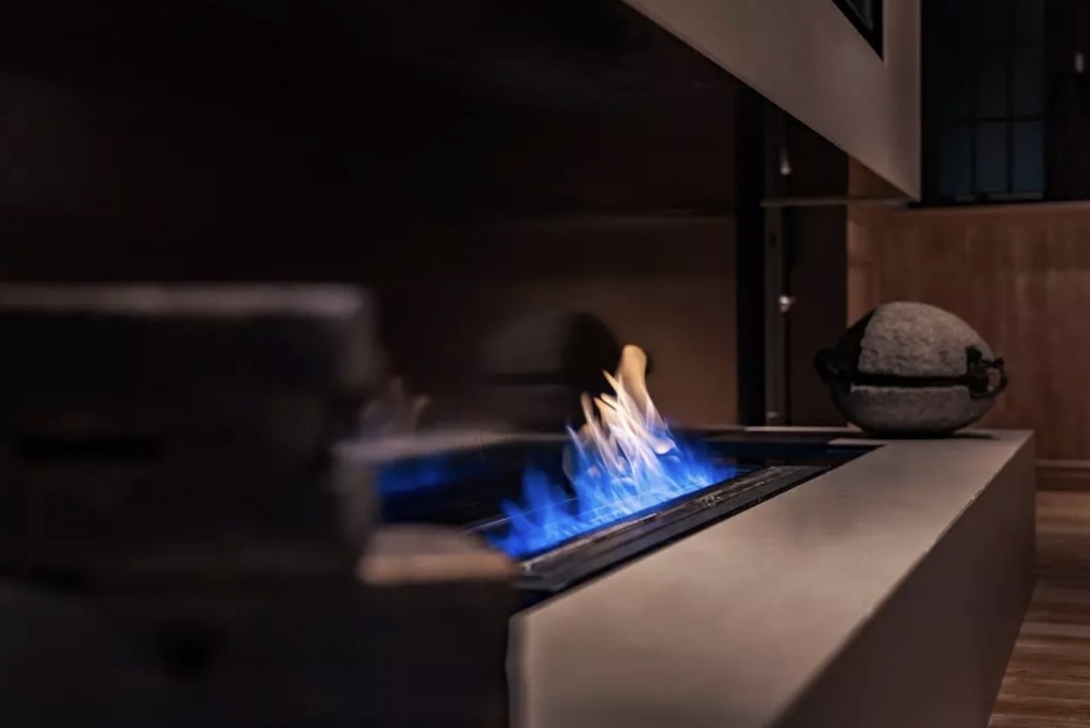 用木頭質感與電子火爐以提供溫暖住宿氛圍