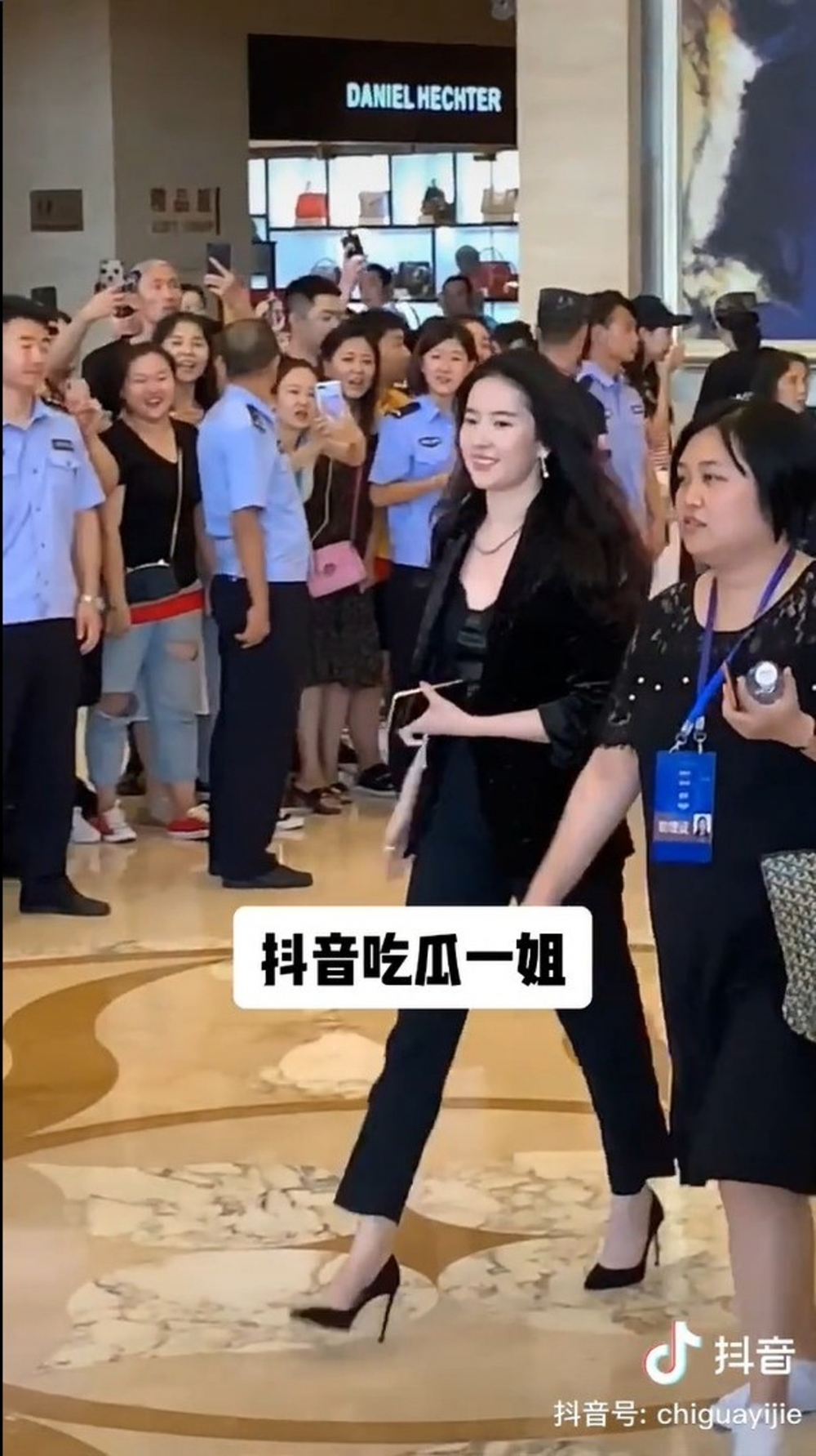 有網民曾經偶遇劉亦菲出席商場公開活動，但佢所公開嘅照片所見劉亦菲面型似乎圓潤咗