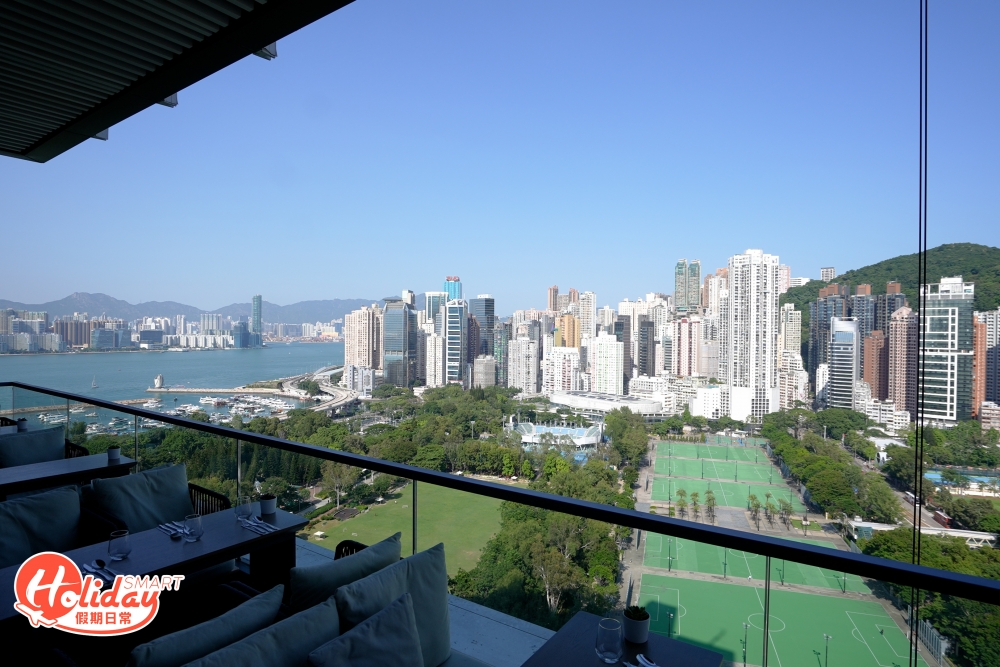 想跟朋友望住靚景歎西餐兼「摸著酒杯底」談心，銅鑼灣新開的「Blendin」可能合你心意，集西餐廳和酒吧於一身，佔盡高樓層的優勢，設有近千呎的露天戶外座位，坐擁無敵海景，更可俯瞰到維園，加上天氣開始轉涼，即使坐戶外也不覺得悶熱，反而有陣陣微風。