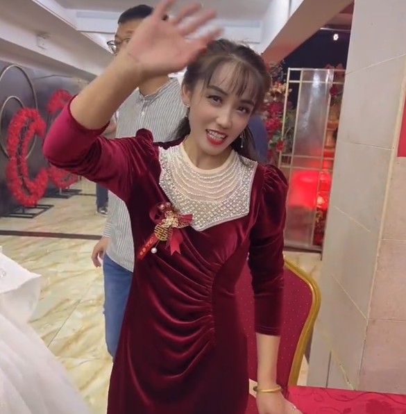 一名女士出席婚宴時，誤會準奶奶係新娘，而對方亦立刻解釋「新娘在後面喔！」