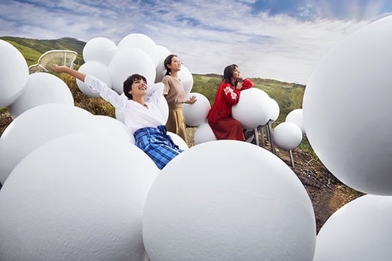 「Cloud Bed」提供大大小小嘅圓形軟墊俾旅客瞓喺上面欣賞天空景色！