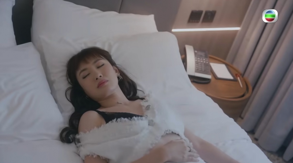 但最終只係得返蔣家旻一個喺房間,而佢亦因為飲咗酒而昏睡