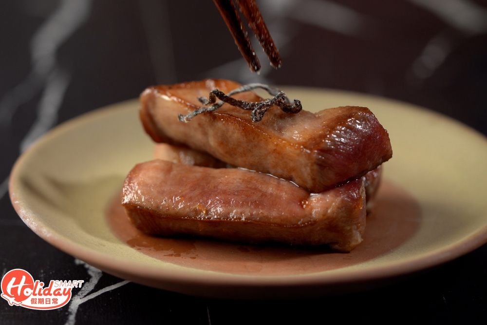 薄切⽜⾆輕炙兩面燒到焦脆又爽口；厚切⽜⾆芯條較有嚼勁，牛肉香較突出，配上昆布鹽更能提鮮！