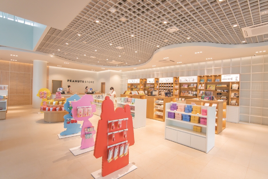 《花生漫畫》紀念品店可以買到史努比庭園的獨家限量周邊商品！