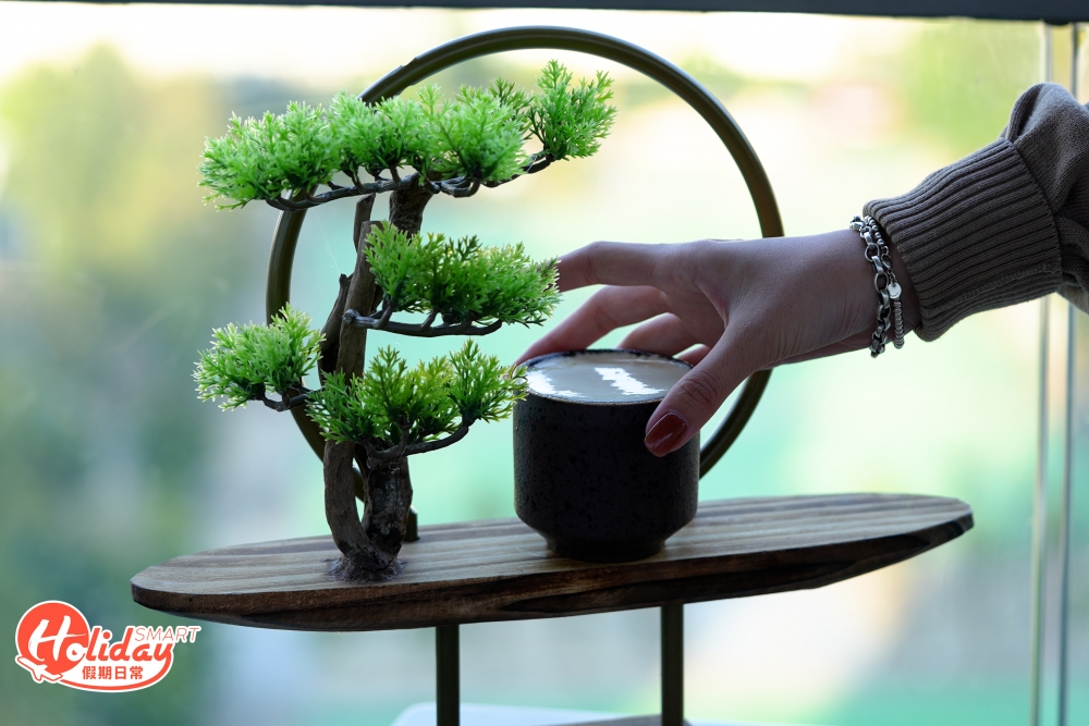 說到明是酒吧，當然不少得酒類飲品，供應多款創意Cocktail，有煙燻泡泡雞尾酒，又有蘋果木煙燻，賣相夠IGable，更提供ShiSha，最適合跟朋友聚會Chill下！