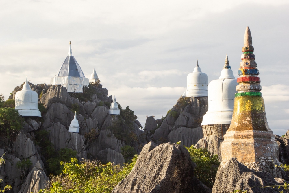 佛足淨土寺最大的特色就係豎立在懸崖山頂上的白色寶塔和在山腰的寺廟和佛塔！