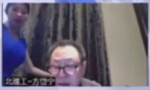 男教授隨即推開，並指向鏡頭，當時女方仲依然一臉疑惑咁