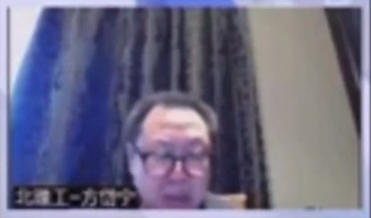 女方見到之後尷尬離開，而男教授就保持淡定繼續開會。