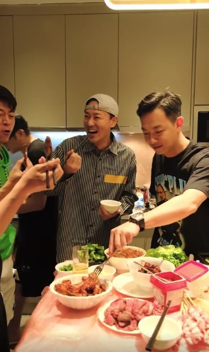 有網民建議佢應該學好友林峯同吳卓羲出演真人騷《披荊斬棘哥哥》