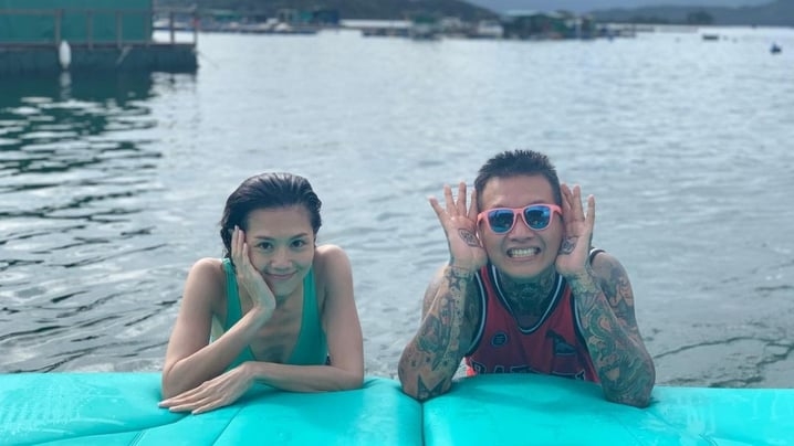 上年周秀娜上載同KB一齊學wakesurf嘅照片，只見當時嘅佢瘦到見骨！